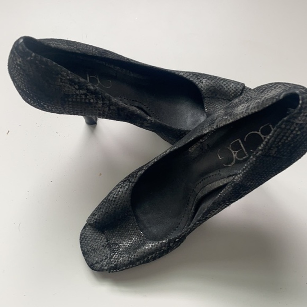BCBG Women’s‎ Grey Faux Snake Skin Peep Toe Pumps Size 7.5B - Picture 6 of 6